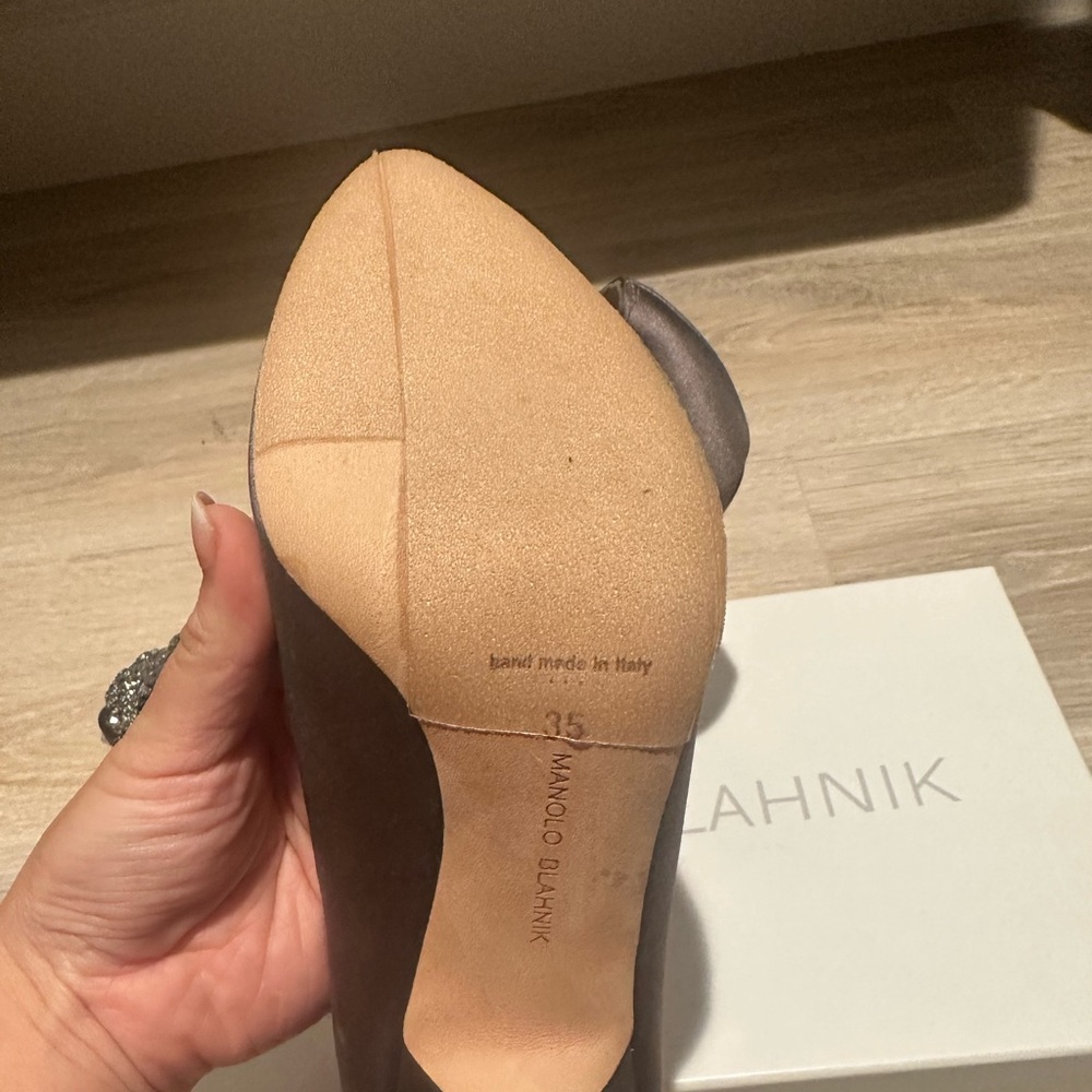 MANOLO BLAHNIK Hangisi Grey Satin Jewel Buckle Pumps sz35 - Picture 6 of 8